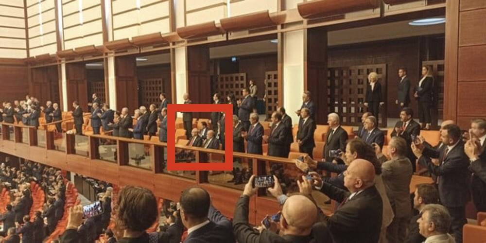 Kemal Kılıçdaroğlu ve Temel Karamollaoğlu, Cumhurbaşkanı Erdoğan Meclis'e girdiğinde oturmaya devam etti