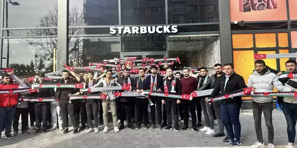 AK Partili gençlerden İsrail destekçisi Starbucks'ta "yer kapatma" eylemi: Say Stop