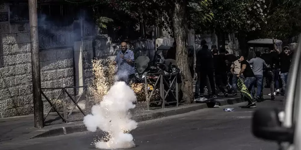 Müslümanların cuma namazına yine engel: İsrail polisi gazla saldırdı!