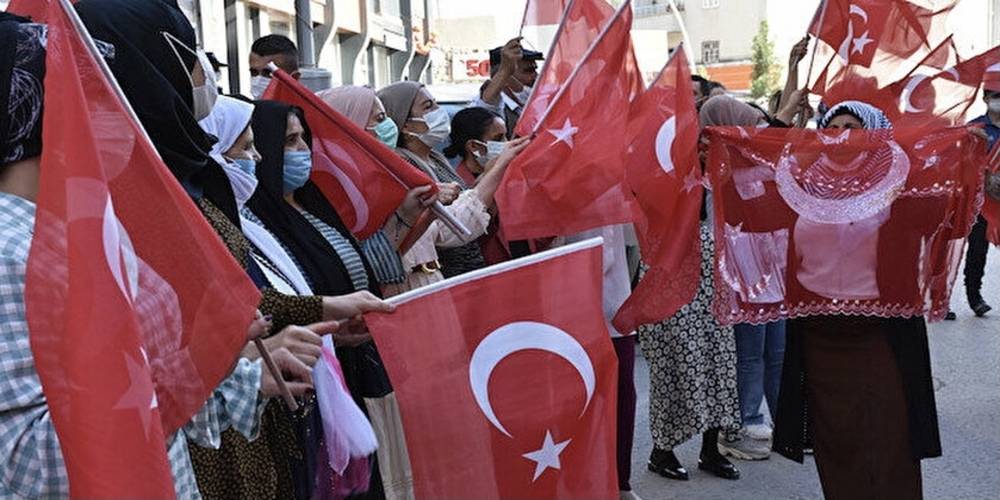HDP önünde zafer halayı! Terör örgütünün kaçırdığı evladına 6 yıl sonra kavuştular…