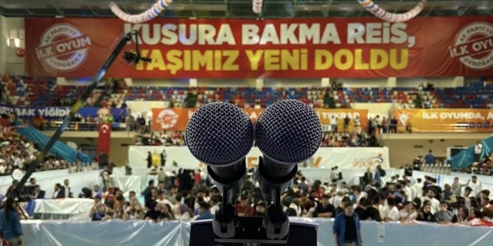 Gençlerden Cumhurbaşkanı Erdoğan'a esprili pankart: "Kusura bakma Reis, yaşımız yeni doldu"