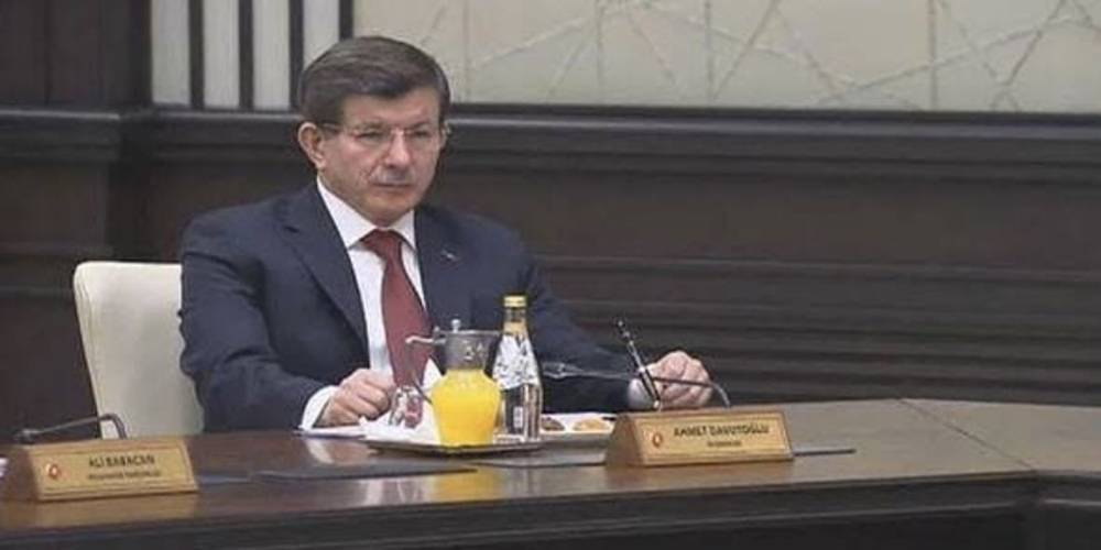 Bakan Mustafa Varank: Davutoğlu'nun, siyasi hayatının en büyük mücadelesi, ‘Ben nasıl diğer bakanlarla aynı seviyede otururum'dur