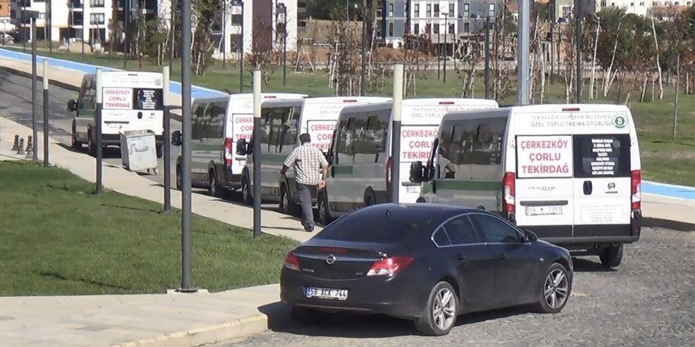 CHP’li Tekirdağ Büyükşehir Belediyesi önünde protestolar devam ediyor: Taksicilerle başladı, minibüsçüler de katıldı